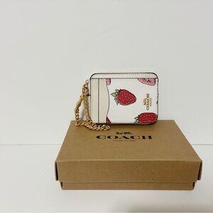 🌸 Coach  Zip Card Case With Chain Wristlet Strawberry Print